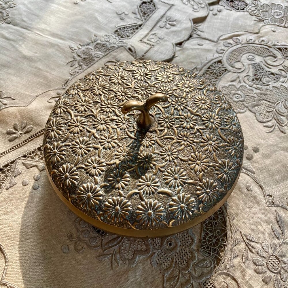 Vintage Round Brass Lidded Powder Bowl, Trinket Dish, Ornate, Embossed Daisies - Picture 5 of 10